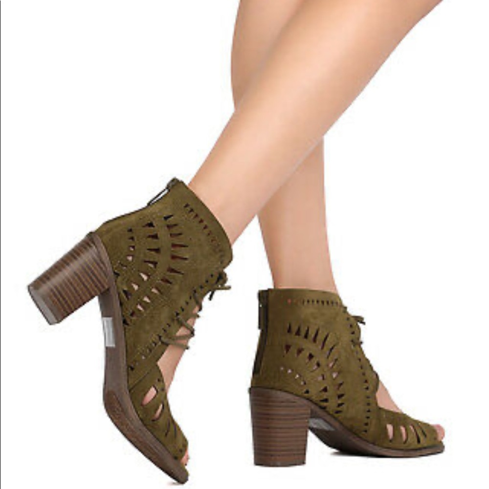 Breckelle’s Women’s Laser-cut Peep Toe Sandal